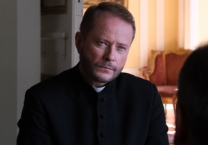 Zdjęcie Doktor Burski? Ksiądz Mateusz? Nie! to Artur Żmijewski!