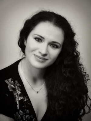 Zdjęcie Magdalena Polkowska, solistka Opery Nova na drabinie, z której widać sławę