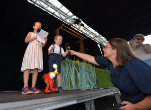 Zdjęcie Chłopiec z marionetką, czyli pędzi, pędzi, rozbudzona teatrem, dziecięca wyobraźnia