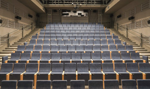 Zdjęcie Garnitur, szacunek i cisza – czy teatr potrzebuje nowego dress code’u?