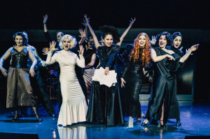 Zdjęcie Makijaż jako maska i lustro