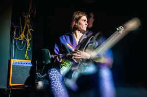 Zdjęcie „Być pomiędzy”: dramaturgia rozszczepienia w spektaklu „Czarna owca, biały kruk”