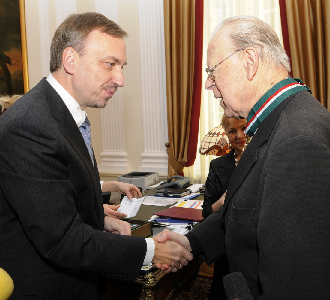 Min. Zdrojewski wręcza Jerzemu Płażewskiemu złoty medal "Zasłużony kulturze - Gloria Artis", 2008