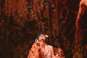 Zdjęcie #KurierTeatralny: Ta pchła nie tylko psoci