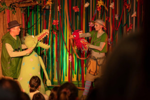 Zdjęcie Puszek i okruszek ciastka w zębie