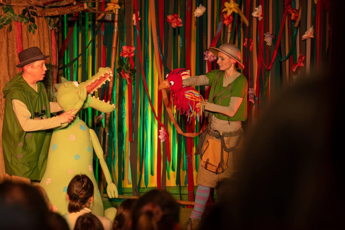 Zdjęcie Puszek i okruszek ciastka w zębie