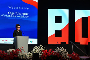 Zdjęcie Wykład Olgi Tokarczuk podczas uroczystości 80. rocznicy włączenia Ziem Zachodnich i Północnych do Polski 
