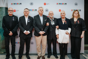 Zdjęcie Warszawa. Artyści Teatru Ateneum uhonorowani medalami „Zasłużony Kulturze Gloria Artis”