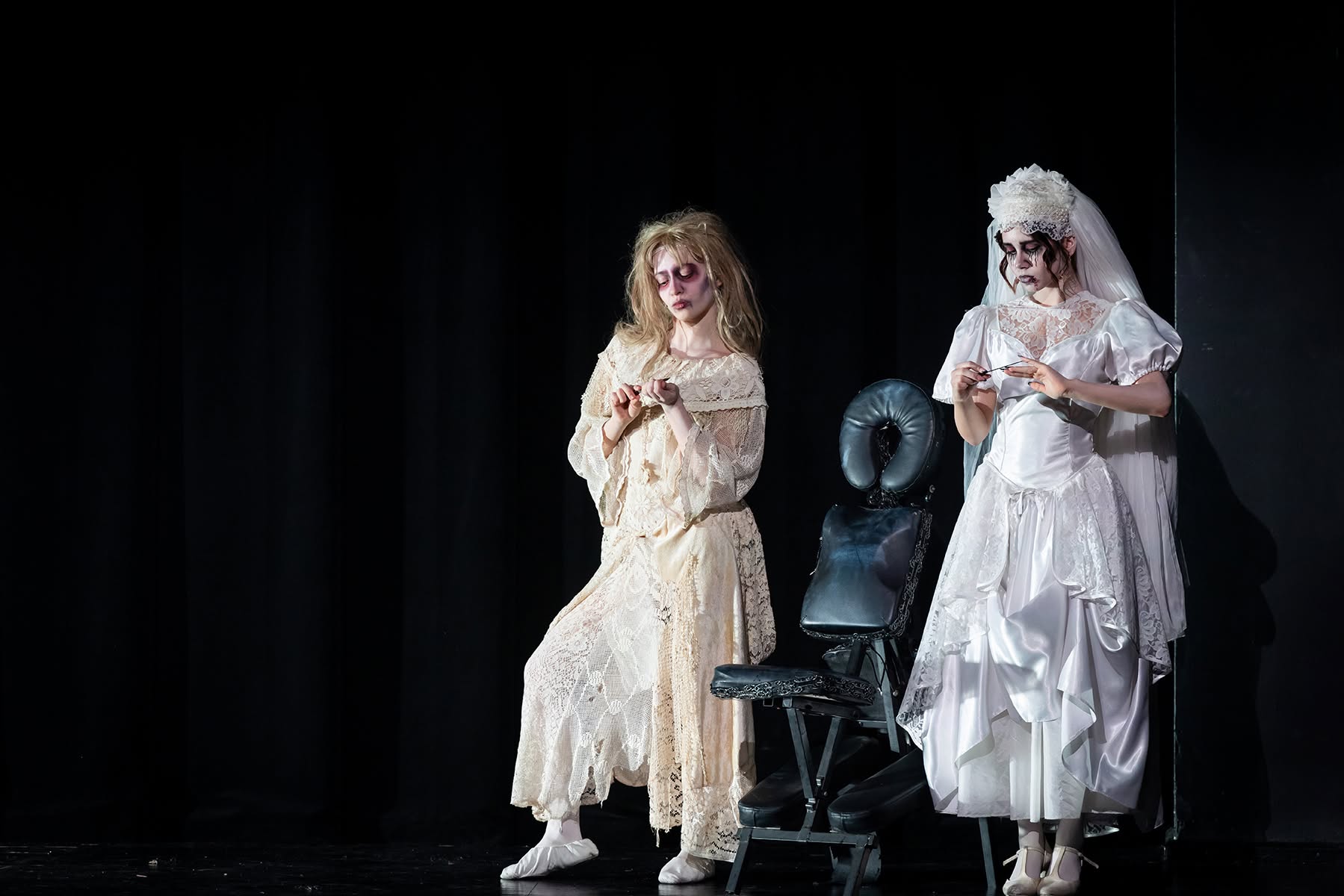 Zdjęcie spektakl uczestniczek i uczestników warsztatów w Teatrze Syrena w Warszawie