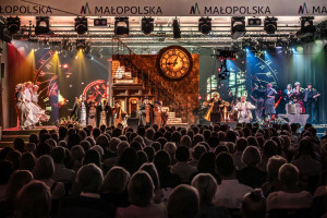 Zdjęcie Krynica-Zdrój. „Księżniczka czardasza” podbiła Krynicę. Klasyczna operetka w nowej odsłonie. Relacja z szóstego dnia Festiwalu Kiepury