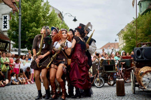 Zdjęcie Droga, która staje się sceną