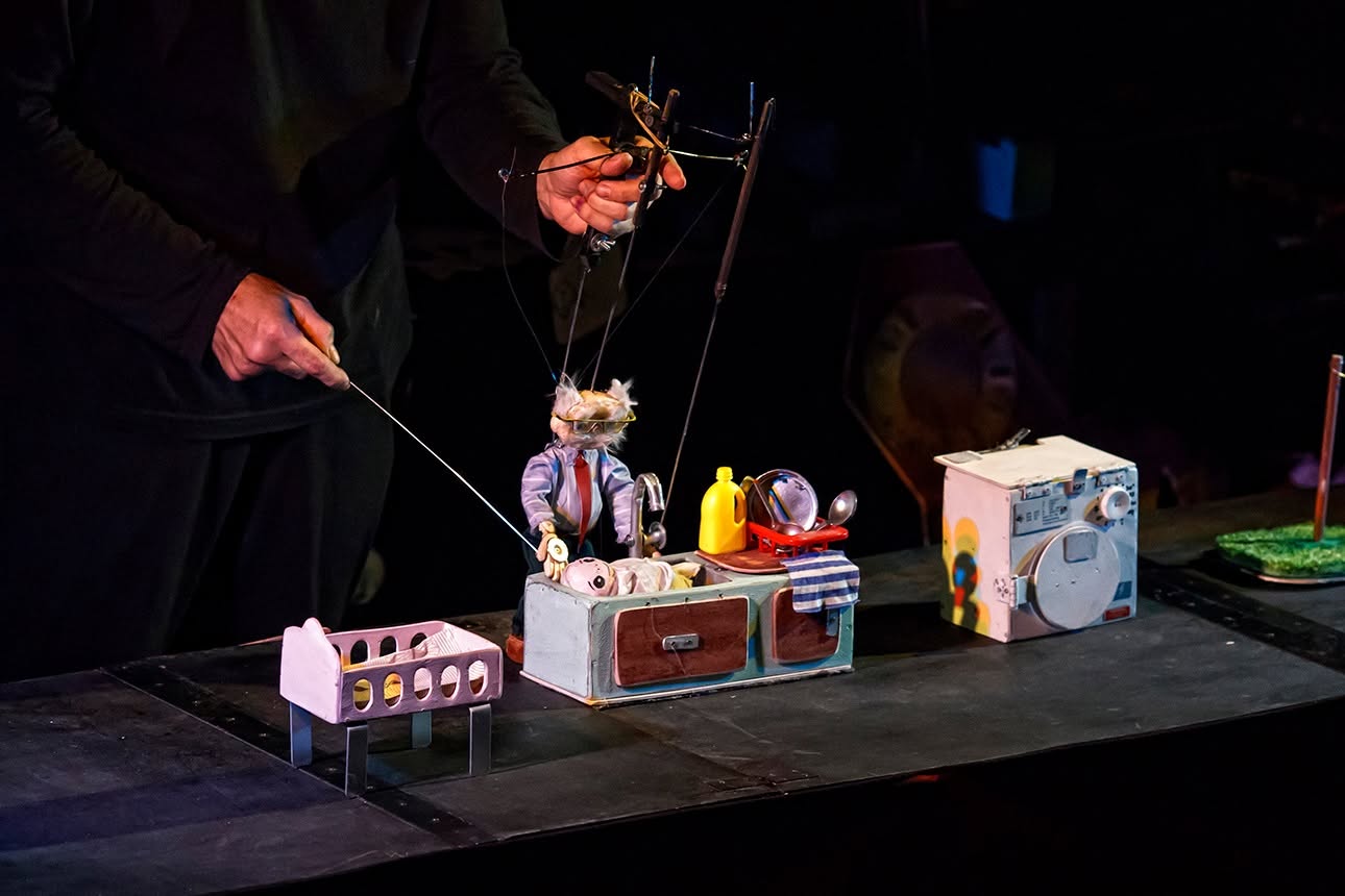 Zdjęcie spektakl Unii Teatr Niemożliwy i Davida Zuazoli na XX Międzynarodowym Festiwalu Teatru Lalek i Animacji Filmowych dla Dorosłych „Lalka też Człowiek” w Warszawie