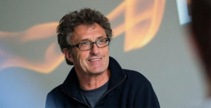 Zdjęcie Cannes. Paweł Pawlikowski ze statuetką za reżyserię „Ojczyzny”